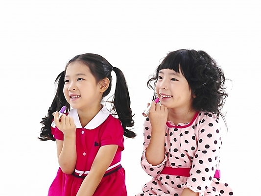 포토 JPG 스튜디오촬영 여자 어린이 포즈 부분 놀이 사람 소녀 상반신 두명 친구 화장 뷰티 화장품 한국인 립스틱 흉내 여자만 어린이만 소녀만 국내포토 관계 모션 실내 동양인 파일형식