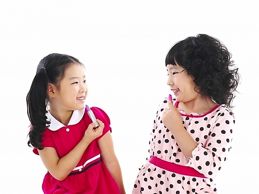 포토 JPG 스튜디오촬영 여자 어린이 포즈 부분 놀이 누끼 사람 소녀 상반신 두명 친구 화장 뷰티 화장품 한국인 립스틱 흉내 여자만 어린이만 소녀만 국내포토 관계 모션 실내 동양인 파일형식