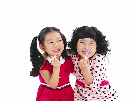 포토 JPG 스튜디오촬영 여자 어린이 포즈 부분 놀이 누끼 사람 소녀 상반신 두명 친구 화장 뷰티 화장품 한국인 립스틱 흉내 여자만 어린이만 소녀만 국내포토 관계 모션 실내 동양인 파일형식