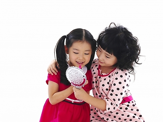 포토 JPG 스튜디오촬영 여자 어린이 포즈 부분 놀이 누끼 사람 소녀 상반신 두명 친구 화장 뷰티 화장품 거울 한국인 립스틱 화장용품 흉내 손거울 여자만 어린이만 소녀만 국내포토 관계 모션 실내 동양인 미용용품 파일형식