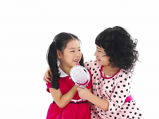 포토 JPG 스튜디오촬영 응시 여자 어린이 포즈 부분 놀이 누끼 사람 소녀 상반신 두명 친구 화장 뷰티 화장품 거울 한국인 립스틱 화장용품 흉내 손거울 여자만 어린이만 소녀만 국내포토 시선 관계 모션 실내 동양인 미용용품 파일형식