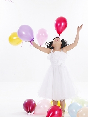 포토 JPG 스튜디오촬영 전신 드레스 여자 어린이 포즈 한명 사람 소녀 이벤트 파티 한국인 풍선 풍선잡기 여자만 여자한명만 어린이만 소녀만 소녀한명만 국내포토 1 옷 실내 동양인 잡기 파일형식