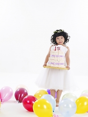 포토 JPG 스튜디오촬영 전신 드레스 여자 어린이 포즈 탁자 한명 사람 소녀 이벤트 파티 케이크 한국인 생일 풍선 여자만 여자한명만 어린이만 소녀만 소녀한명만 국내포토 1 옷 기념일 가구 디저트 실내 동양인 파일형식
