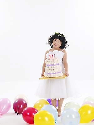포토 JPG 스튜디오촬영 드레스 여자 어린이 포즈 탁자 한명 사람 소녀 이벤트 파티 케이크 한국인 생일 풍선 여자만 여자한명만 어린이만 소녀만 소녀한명만 국내포토 1 옷 기념일 가구 디저트 실내 동양인 파일형식