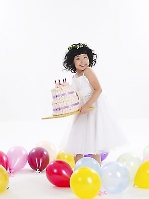 포토 JPG 스튜디오촬영 드레스 여자 어린이 포즈 탁자 한명 사람 소녀 이벤트 파티 케이크 한국인 생일 풍선 여자만 여자한명만 어린이만 소녀만 소녀한명만 국내포토 1 옷 기념일 가구 디저트 실내 동양인 파일형식