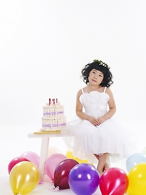 포토 JPG 스튜디오촬영 드레스 여자 어린이 포즈 탁자 한명 사람 소녀 이벤트 파티 케이크 한국인 생일 풍선 여자만 여자한명만 어린이만 소녀만 소녀한명만 국내포토 1 옷 기념일 가구 디저트 실내 동양인 파일형식