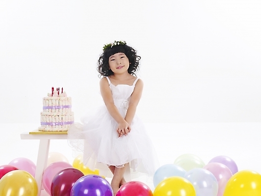 포토 JPG 스튜디오촬영 드레스 여자 어린이 포즈 탁자 한명 사람 소녀 이벤트 파티 케이크 한국인 생일 풍선 여자만 여자한명만 어린이만 소녀만 소녀한명만 국내포토 1 옷 기념일 가구 디저트 실내 동양인 파일형식