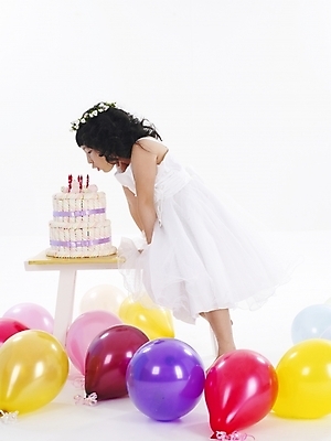 포토 JPG 스튜디오촬영 드레스 여자 어린이 포즈 탁자 한명 사람 소녀 이벤트 파티 케이크 한국인 생일 풍선 여자만 여자한명만 어린이만 소녀만 소녀한명만 국내포토 1 옷 기념일 가구 디저트 실내 동양인 파일형식