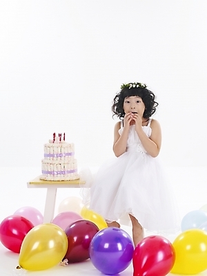 포토 JPG 스튜디오촬영 드레스 여자 어린이 포즈 탁자 한명 사람 소녀 이벤트 파티 케이크 한국인 생일 풍선 여자만 여자한명만 어린이만 소녀만 소녀한명만 국내포토 1 옷 기념일 가구 디저트 실내 동양인 파일형식