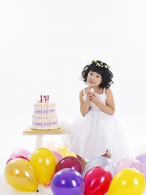 포토 JPG 스튜디오촬영 드레스 여자 어린이 포즈 탁자 한명 사람 소녀 이벤트 파티 케이크 한국인 생일 풍선 여자만 여자한명만 어린이만 소녀만 소녀한명만 국내포토 1 옷 기념일 가구 디저트 실내 동양인 파일형식