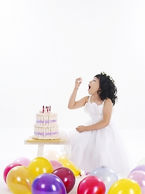 포토 JPG 스튜디오촬영 드레스 여자 어린이 포즈 탁자 한명 사람 소녀 이벤트 파티 케이크 한국인 생일 풍선 여자만 여자한명만 어린이만 소녀만 소녀한명만 국내포토 1 옷 기념일 가구 디저트 실내 동양인 파일형식