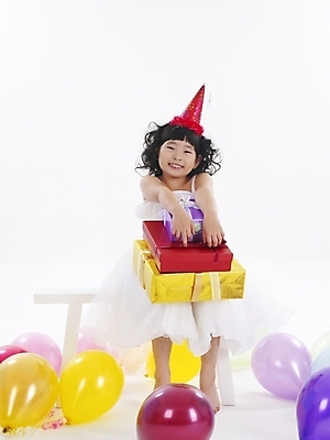 포토 JPG 스튜디오촬영 전신 드레스 여자 어린이 포즈 선물 한명 사람 소녀 이벤트 선물상자 파티 고깔모자 한국인 풍선 여자만 여자한명만 어린이만 소녀만 소녀한명만 국내포토 모자_잡화 1 옷 실내 동양인 상자 파일형식