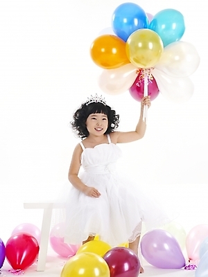 포토 JPG 스튜디오촬영 전신 드레스 여자 어린이 포즈 한명 사람 소녀 이벤트 파티 한국인 풍선 여자만 여자한명만 어린이만 소녀만 소녀한명만 국내포토 1 옷 실내 동양인 파일형식