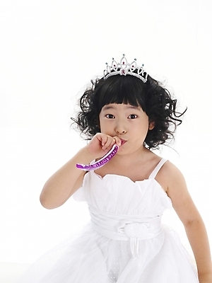 포토 JPG 스튜디오촬영 드레스 여자 어린이 포즈 부분 탁자 한명 사람 소녀 이벤트 상반신 파티 한국인 코끼리피리 여자만 여자한명만 어린이만 소녀만 소녀한명만 국내포토 1 옷 가구 실내 동양인 이벤트용품 파일형식