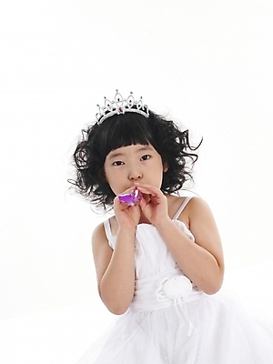 포토 JPG 스튜디오촬영 드레스 여자 어린이 포즈 부분 탁자 한명 누끼 사람 소녀 이벤트 상반신 파티 한국인 코끼리피리 여자만 여자한명만 어린이만 소녀만 소녀한명만 국내포토 1 옷 가구 실내 동양인 이벤트용품 파일형식