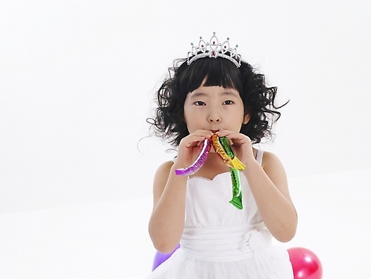 포토 JPG 스튜디오촬영 드레스 여자 어린이 포즈 부분 탁자 한명 누끼 사람 소녀 이벤트 상반신 파티 한국인 코끼리피리 여자만 여자한명만 어린이만 소녀만 소녀한명만 국내포토 1 옷 가구 실내 동양인 이벤트용품 파일형식