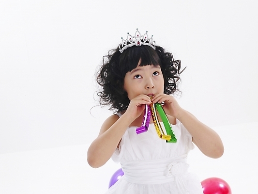 포토 JPG 스튜디오촬영 드레스 여자 어린이 포즈 부분 탁자 한명 누끼 사람 소녀 이벤트 상반신 파티 한국인 코끼리피리 여자만 여자한명만 어린이만 소녀만 소녀한명만 국내포토 1 옷 가구 실내 동양인 이벤트용품 파일형식