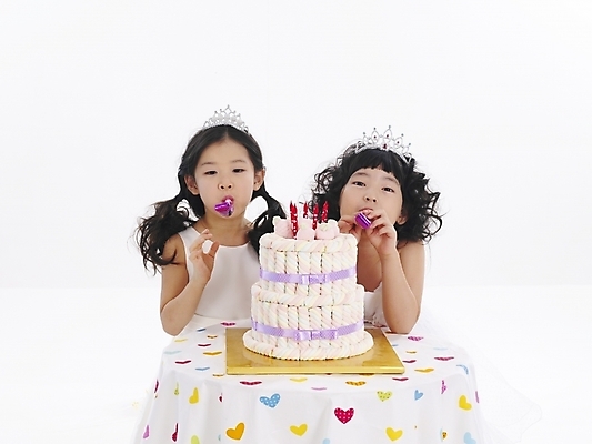 포토 JPG 스튜디오촬영 드레스 여자 어린이 포즈 탁자 누끼 사람 소녀 이벤트 두명 파티 케이크 한국인 생일 여자만 어린이만 소녀만 국내포토 옷 기념일 가구 디저트 실내 동양인 파일형식
