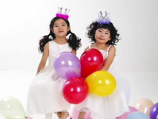 포토 JPG 스튜디오촬영 전신 드레스 여자 어린이 포즈 왕관 사람 소녀 이벤트 두명 친구 파티 한국인 머리장식 풍선 여자만 어린이만 소녀만 국내포토 옷 관계 실내 동양인 장식 파일형식
