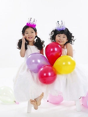 포토 JPG 스튜디오촬영 전신 드레스 여자 어린이 포즈 왕관 사람 소녀 이벤트 두명 친구 파티 한국인 머리장식 풍선 여자만 어린이만 소녀만 국내포토 옷 관계 실내 동양인 장식 파일형식