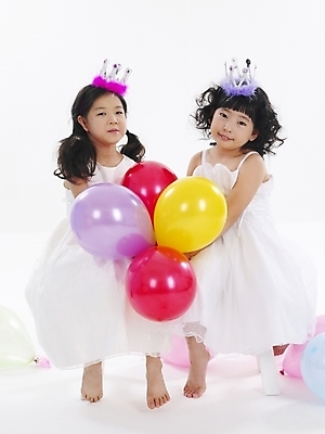 포토 JPG 스튜디오촬영 전신 드레스 여자 어린이 포즈 왕관 사람 소녀 이벤트 두명 친구 파티 한국인 머리장식 풍선 여자만 어린이만 소녀만 국내포토 옷 관계 실내 동양인 장식 파일형식