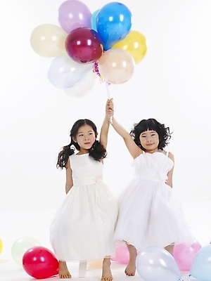 포토 JPG 스튜디오촬영 전신 드레스 여자 어린이 포즈 사람 소녀 이벤트 두명 친구 파티 한국인 풍선 여자만 어린이만 소녀만 국내포토 옷 관계 실내 동양인 파일형식