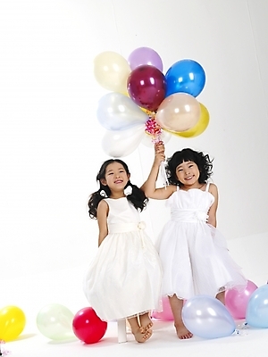 포토 JPG 스튜디오촬영 전신 드레스 여자 어린이 포즈 사람 소녀 이벤트 두명 친구 파티 한국인 풍선 여자만 어린이만 소녀만 국내포토 옷 관계 실내 동양인 파일형식