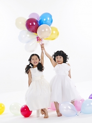 포토 JPG 스튜디오촬영 전신 드레스 여자 어린이 포즈 사람 소녀 이벤트 두명 친구 파티 한국인 풍선 여자만 어린이만 소녀만 국내포토 옷 관계 실내 동양인 파일형식