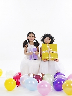 포토 JPG 스튜디오촬영 전신 드레스 여자 어린이 포즈 선물 사람 소녀 이벤트 두명 친구 선물상자 파티 한국인 풍선 여자만 어린이만 소녀만 국내포토 옷 관계 실내 동양인 상자 파일형식