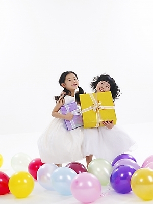 포토 JPG 스튜디오촬영 전신 드레스 여자 어린이 포즈 선물 사람 소녀 이벤트 두명 친구 선물상자 파티 한국인 풍선 여자만 어린이만 소녀만 국내포토 옷 관계 실내 동양인 상자 파일형식