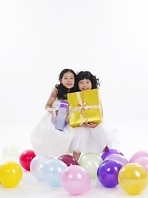 포토 JPG 스튜디오촬영 전신 드레스 여자 어린이 포즈 선물 사람 소녀 이벤트 두명 친구 선물상자 파티 한국인 풍선 여자만 어린이만 소녀만 국내포토 옷 관계 실내 동양인 상자 파일형식