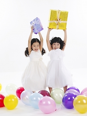 포토 JPG 스튜디오촬영 전신 드레스 여자 어린이 포즈 선물 사람 소녀 이벤트 두명 친구 선물상자 파티 한국인 풍선 여자만 어린이만 소녀만 국내포토 옷 관계 실내 동양인 상자 파일형식