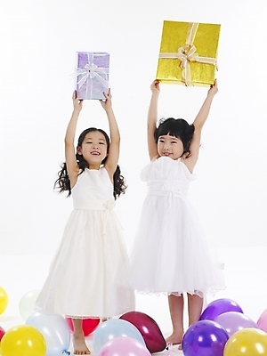포토 JPG 스튜디오촬영 전신 드레스 여자 어린이 포즈 선물 사람 소녀 이벤트 두명 친구 선물상자 파티 한국인 풍선 여자만 어린이만 소녀만 국내포토 옷 관계 실내 동양인 상자 파일형식