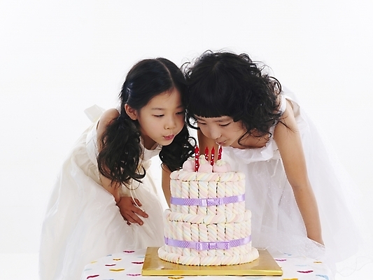 포토 JPG 스튜디오촬영 드레스 여자 어린이 포즈 탁자 사람 소녀 이벤트 두명 파티 케이크 한국인 생일 여자만 어린이만 소녀만 국내포토 옷 기념일 가구 디저트 실내 동양인 파일형식