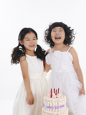 포토 JPG 스튜디오촬영 드레스 여자 어린이 포즈 탁자 사람 소녀 이벤트 두명 파티 케이크 한국인 생일 여자만 어린이만 소녀만 국내포토 옷 기념일 가구 디저트 실내 동양인 파일형식