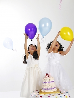 포토 JPG 스튜디오촬영 드레스 여자 어린이 포즈 탁자 사람 소녀 이벤트 두명 파티 케이크 한국인 생일 풍선 여자만 어린이만 소녀만 국내포토 옷 기념일 가구 디저트 실내 동양인 파일형식