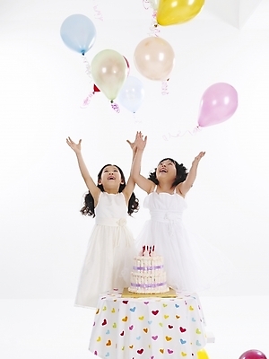 포토 JPG 스튜디오촬영 드레스 여자 어린이 포즈 탁자 사람 소녀 이벤트 두명 파티 케이크 한국인 생일 풍선 여자만 어린이만 소녀만 국내포토 옷 기념일 가구 디저트 실내 동양인 파일형식