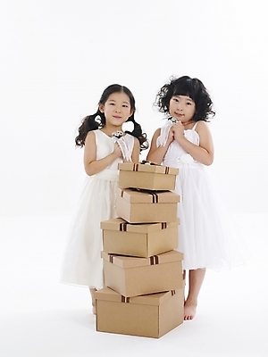 포토 JPG 스튜디오촬영 전신 드레스 여자 어린이 포즈 선물 누끼 사람 소녀 이벤트 두명 친구 상자 파티 한국인 여자만 어린이만 소녀만 국내포토 옷 관계 실내 동양인 파일형식