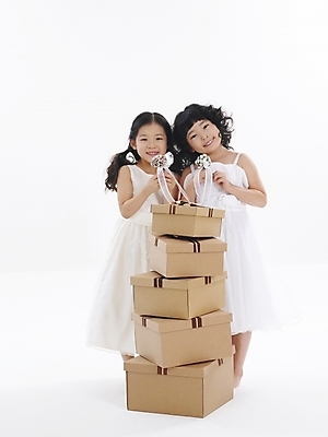 포토 JPG 스튜디오촬영 전신 드레스 여자 어린이 부케 포즈 선물 누끼 사람 소녀 이벤트 두명 친구 선물상자 상자 파티 한국인 여자만 어린이만 소녀만 국내포토 옷 꽃다발 관계 실내 동양인 파일형식