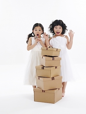 포토 JPG 스튜디오촬영 전신 드레스 여자 어린이 포즈 선물 누끼 사람 소녀 이벤트 두명 친구 선물상자 상자 파티 놀람 한국인 여자만 어린이만 소녀만 국내포토 옷 감정 관계 실내 표정 동양인 파일형식