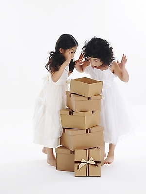 포토 JPG 스튜디오촬영 전신 드레스 여자 어린이 포즈 선물 누끼 사람 소녀 이벤트 두명 친구 선물상자 상자 파티 놀람 한국인 여자만 어린이만 소녀만 국내포토 옷 감정 관계 실내 표정 동양인 파일형식