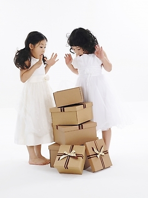 포토 JPG 스튜디오촬영 전신 드레스 여자 어린이 포즈 선물 사람 소녀 이벤트 두명 친구 선물상자 상자 파티 놀람 한국인 여자만 어린이만 소녀만 국내포토 옷 감정 관계 실내 표정 동양인 파일형식