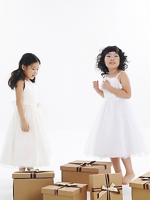 포토 JPG 스튜디오촬영 전신 드레스 여자 어린이 포즈 선물 사람 소녀 이벤트 두명 친구 선물상자 상자 파티 한국인 여자만 어린이만 소녀만 국내포토 옷 관계 실내 동양인 파일형식