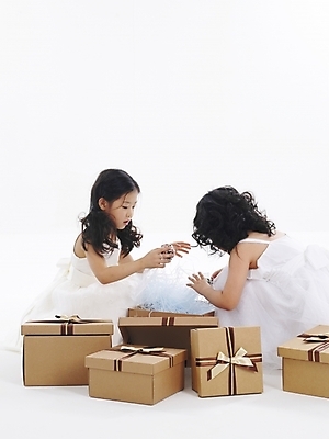 포토 JPG 스튜디오촬영 전신 드레스 여자 어린이 포즈 선물 사람 소녀 이벤트 두명 친구 선물상자 상자 파티 한국인 여자만 어린이만 소녀만 국내포토 옷 관계 실내 동양인 파일형식