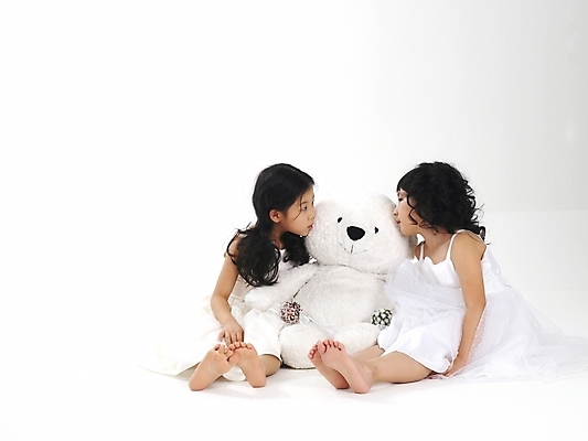 포토 JPG 스튜디오촬영 전신 드레스 여자 어린이 포즈 키스 누끼 사람 소녀 이벤트 두명 친구 파티 곰인형 한국인 여자만 어린이만 소녀만 국내포토 옷 인형 관계 실내 동양인 애정표현 파일형식