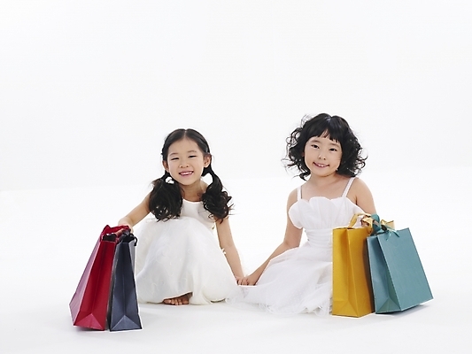 포토 JPG 스튜디오촬영 전신 드레스 여자 어린이 포즈 누끼 사람 소녀 이벤트 두명 친구 쇼핑 쇼핑백 파티 한국인 여자만 어린이만 소녀만 국내포토 옷 가방 관계 실내 동양인 파일형식