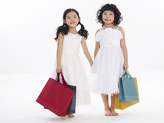 포토 JPG 스튜디오촬영 전신 드레스 여자 어린이 포즈 누끼 사람 소녀 이벤트 두명 친구 쇼핑 쇼핑백 파티 한국인 여자만 어린이만 소녀만 국내포토 옷 가방 관계 실내 동양인 파일형식