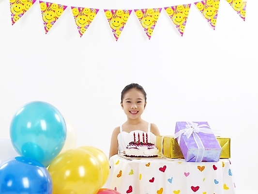 포토 JPG 스튜디오촬영 드레스 여자 어린이 음식 빵 포즈 부분 탁자 선물 한명 웃음 사람 소녀 이벤트 상반신 파티 케이크 한국인 생일 풍선 여자만 여자한명만 어린이만 소녀만 소녀한명만 국내포토 1 옷 기념일 가구 디저트 실내 표정 동양인 파일형식