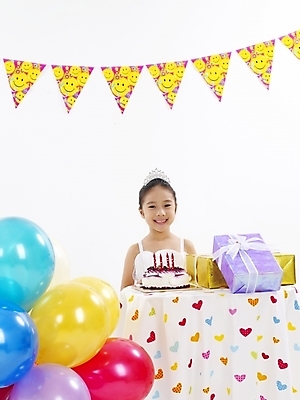 포토 JPG 스튜디오촬영 드레스 여자 어린이 음식 빵 포즈 부분 탁자 선물 한명 웃음 사람 소녀 이벤트 상반신 파티 케이크 한국인 생일 풍선 여자만 여자한명만 어린이만 소녀만 소녀한명만 국내포토 1 옷 기념일 가구 디저트 실내 표정 동양인 파일형식