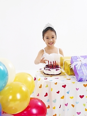 포토 JPG 스튜디오촬영 드레스 여자 어린이 음식 빵 포즈 부분 탁자 선물 한명 웃음 사람 소녀 이벤트 상반신 파티 케이크 한국인 생일 풍선 여자만 여자한명만 어린이만 소녀만 소녀한명만 국내포토 1 옷 기념일 가구 디저트 실내 표정 동양인 파일형식